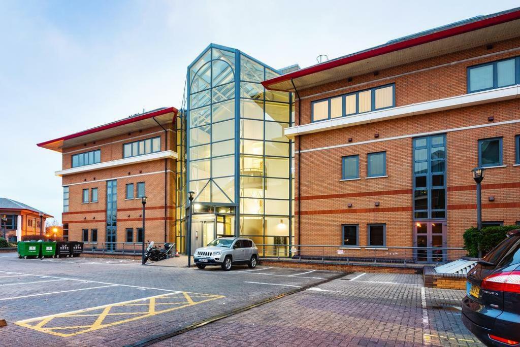 Mondial Apartments At Heathrow Harmondsworth ภายนอก รูปภาพ