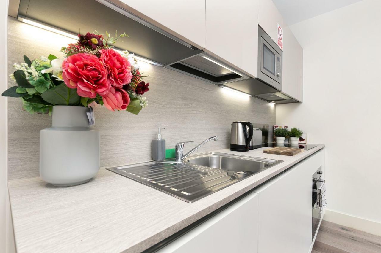 Mondial Apartments At Heathrow Harmondsworth ภายนอก รูปภาพ